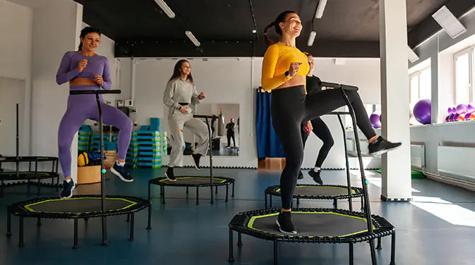 Frauen in einem Jumping Fitness Kurs