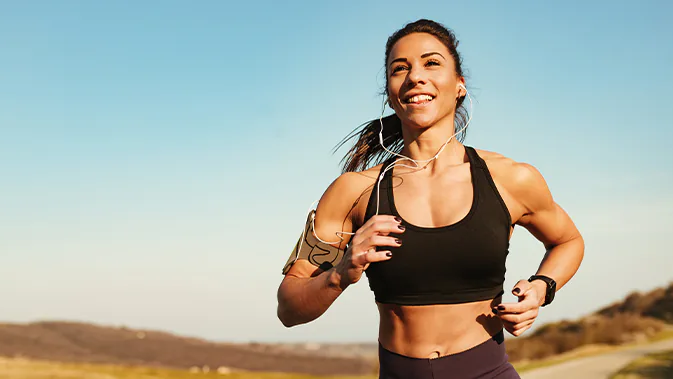 Eine Frau joggt in der Natur