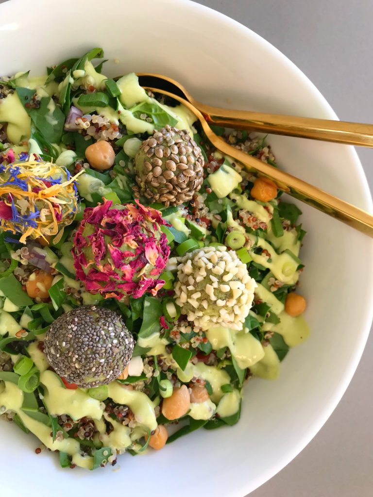 Superfood Salat mit Avocado-Bällchen