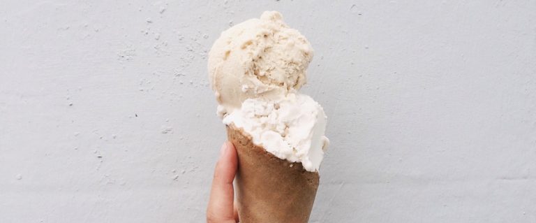 Selbstgemachtes Mandeleis: Die perfekte Erfrischung Selbstgemachtes Mandeleis: Die perfekte Erfrischung