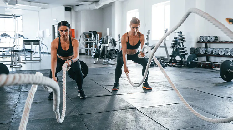 Zwei Frauen beim Training an Battle Ropes