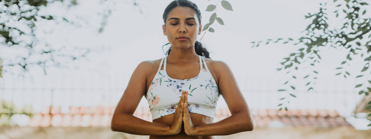 So startest du deine Yoga-Einheit Schritt für Schritt mit dem Sonnengruß