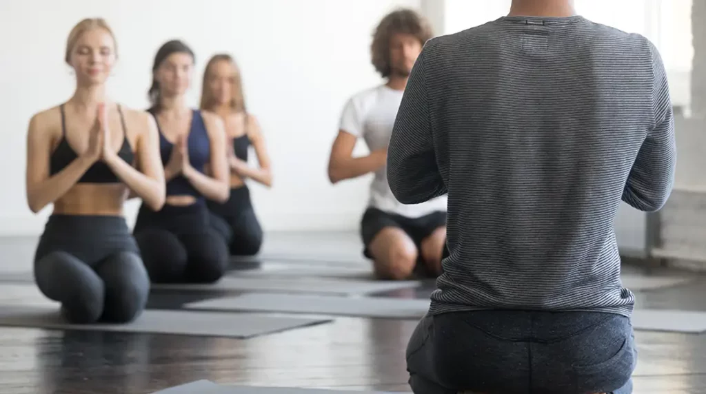 Als Yogalehrerin solltest du immer darauf achten, dass alle Teilnehmer dich gut sehen können. 