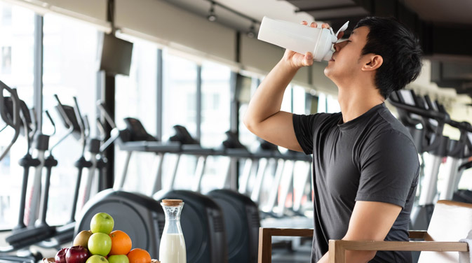 Nach dem Training sollten unsere Muskeln vor allem mit Proteinen versorgt werden. Am schnellsten geht das mit einem Eiweißshake.