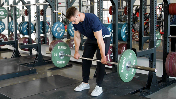 Ein Mann führt im Fitnessstudio die Übung Kreuzheben aus