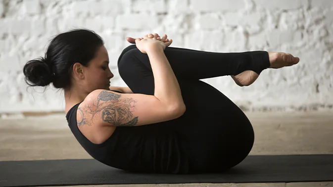 Yogaübung auf dem Rücken: Knie-zur-Brust
