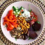 Gemüse Bowl mit gebackenen Kichererbsen