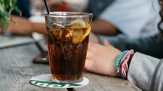 Ein Glas mit zuckerfreier Cola