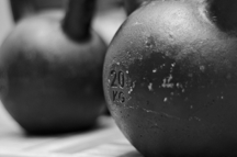 Ausschließlich Kettlebells aus Eisen oder Stahl sind zu empfehlen.