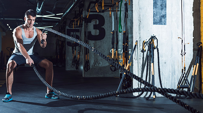 Bei Crossfit kommt der Körper ordentlich ins Schwitzen und es können eine Menge Kalorien verbrannt werden.