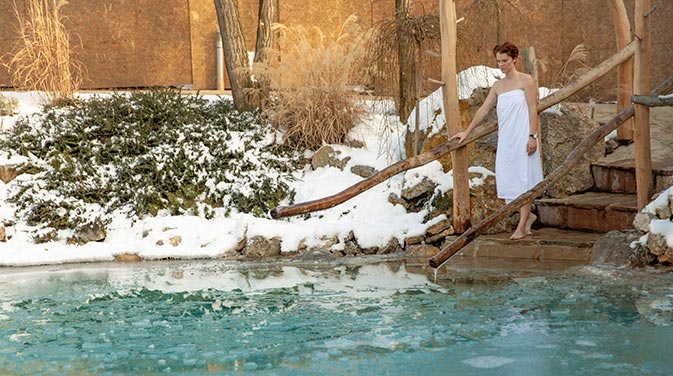 Nichts für Warmduscher - Beim Eisbaden geht man in eiskalte Seen oder eine Wanne voller Eis baden.