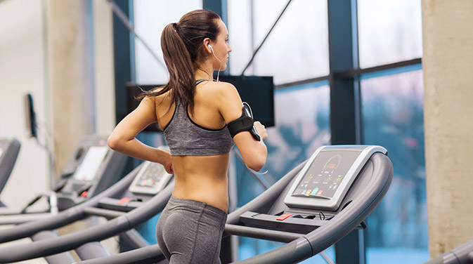 Beim Joggen auf dem Laufband im Fitnessstudio oder zuhause, werden die Gelenke mehr geschont, als auf hartem Asphalt.