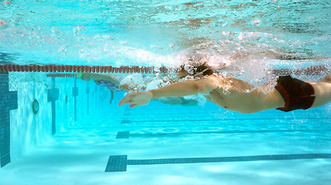 Schwimmen eignet sich besonders gut als Sportart für Menschen, die Gelenkprobleme haben. Durch die Bewegung für den ganzen Körper werden viele Muskeln beansprucht, daher ist der Kalorienverbrauch relativ hoch.