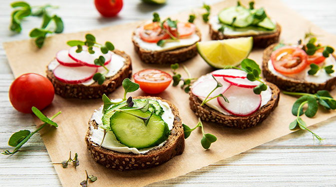 Keine Lust auf Frühstückseier? Mit einem selbstgebackenen Eiweißbrot kann auch eine belegtes Sandwich schnell zur Proteinbombe werden.