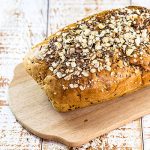 Für ein Eiweißbrot muss man kein Bäckermeister sein - einfach alle Zutaten vermischen, in eine Form geben und backen.