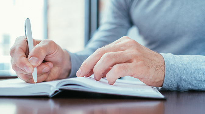 Egal ob handschriftlich oder am Computer getippt - ein Trainingstagebuch unterstützt dich dabei, deine sportlichen Ziele zu erreichen und beim Training am Ball zu bleiben. 