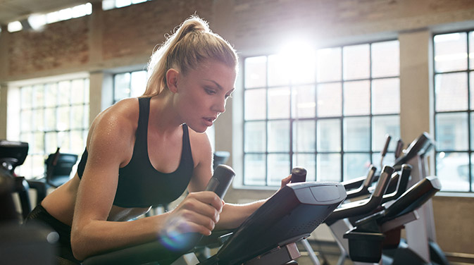 Im Fitnessstudio gibt es zahlreiche Cardiogeräte. Optimalerweise legt man längere Cardioeinheiten auf die Tage zwischen dem Krafttraining. 