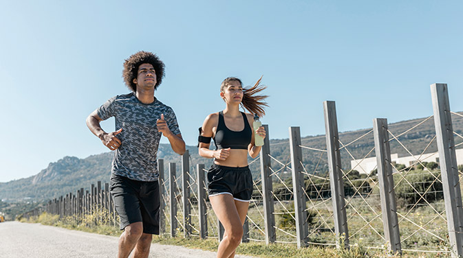 Eine Möglichkeit Cardiotraining zu betreiben: Joggen an der Natur. Mit einem Trainingspartner oder der richtigen Musik läuft es sich gleich noch angenehmer.