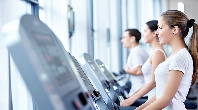 Cardiotraining kann auf vielfältige Weise gestaltet werden. Ob auf dem Laufband oder Ergometer im Fitnessstudio oder draußen an der frischen Luft, es bringt den Kreislauf in Schwung und trainiert unser Herz.