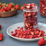Erdbeeren-Chips eignen sich als gesundes Topping für Müsli und Bowls, oder auch einfach zum Snacken zwischendurch.