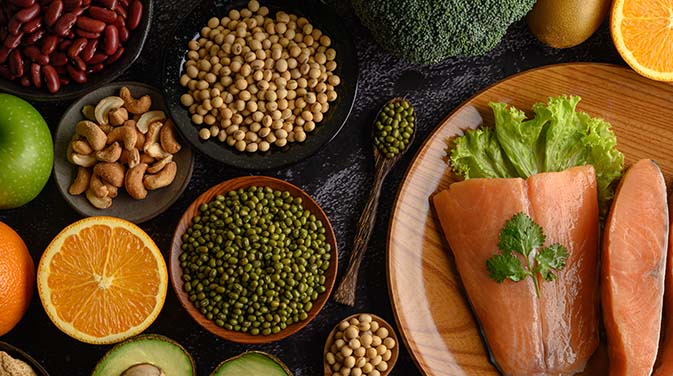 Essentielle Aminosäuren findet man unter anderem in Fisch, Bohnen und Nüssen.