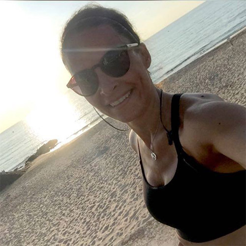 Absolventin Gina beim Sport am Strand