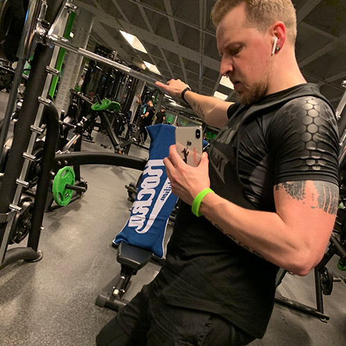 Stefan bei einem seiner liebsten Hobbys - beim Training im Fitnessstudio