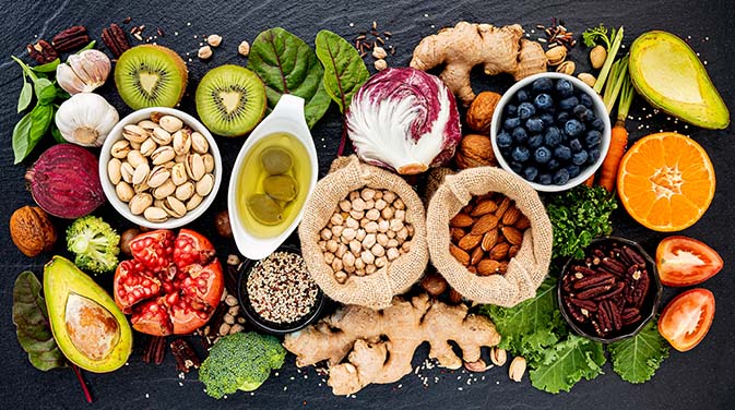 Antioxidantien wie Zink, Selen und Vitamin C, E und B2 kommen vor allem in Obst, Gemüse, naturbelassenen Ölen und Wildkräutern vor.