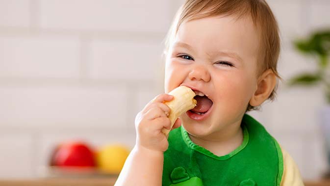 Frisches Obst und Gemüse gehört in die Ernährung von Kleinkindern.