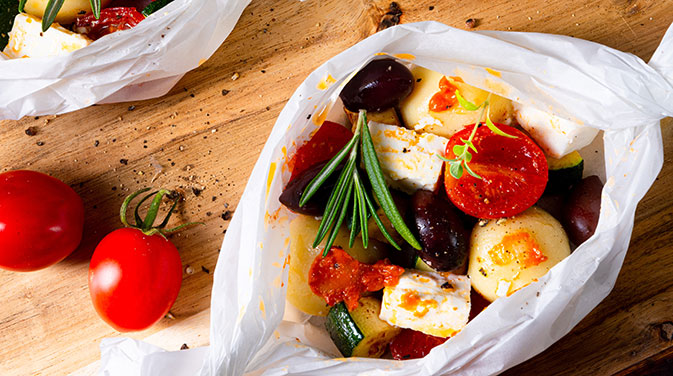 Päckchen mit Fetakäse und frischen Cocktailtomaten - perfekt für den Grill