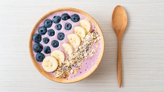 Die Kerne können zum Beispiel als Topping über eine Smoothie Bowl gestreut werden.