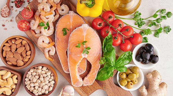 Die mediterrane Ernährung besteht aus vielen gesunden Zutaten, wie Gemüse, Olivenöl, magerem Fleisch und Fisch.