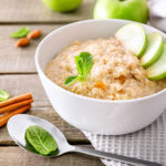 Apfel-Zimt-Porridge in einer Schale