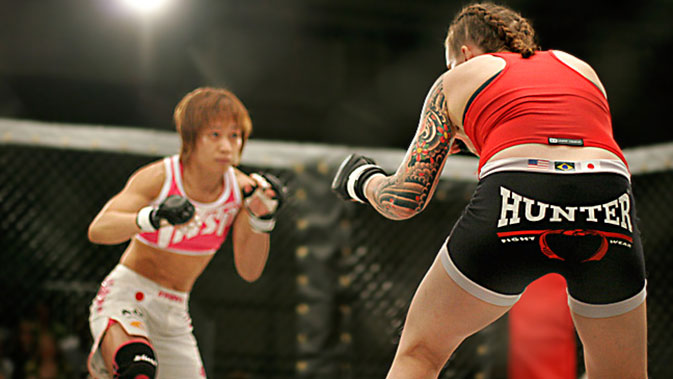 zwei Frauen in einer MMA-Kampfsituation