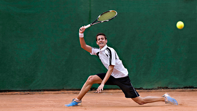 Tennisspieler in einer Spielsituation während einem Match.
