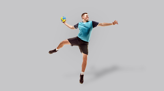 Mann in Handball-Wurfpose