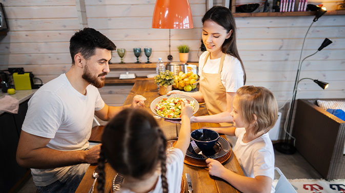 Familie beim Abendessen am Esstisch