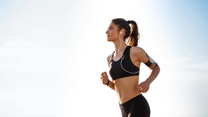 Junge Frau beim Joggen