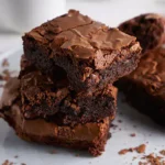 Saftige Schokoladenbrownies aufeinander gestapel