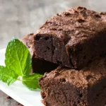 Vegane Schokoladenbrownies mit einem Minzblatt