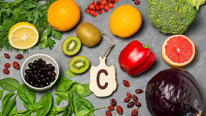 Verschiedene Vitamin C haltige Früchte und Gemüs