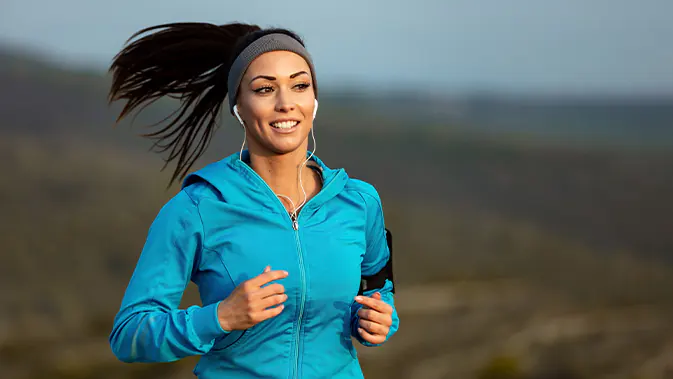 Junge Frau beim Joggen in der Natur