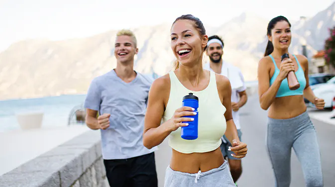 Personen mit Wasserflasche beim Joggen