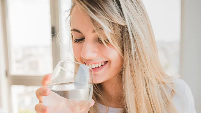 Hydration durch ausreichend Wasser trinken.