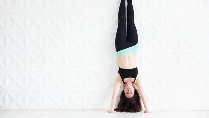 Sportliche Frau im Handstand