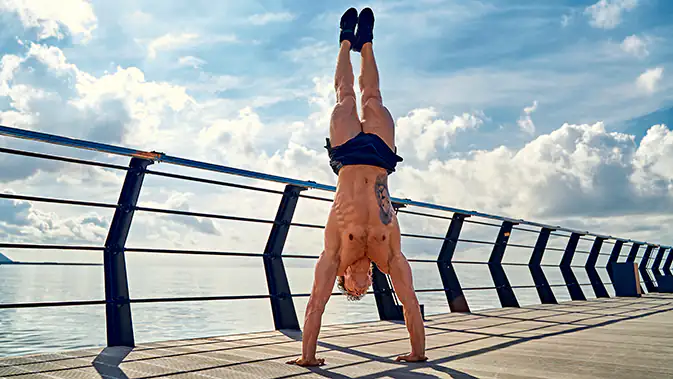 Sportlicher Mann im Handstand