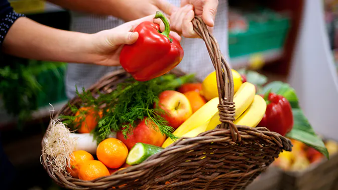 Ein großer Korb voll mit Obst und Gemüse