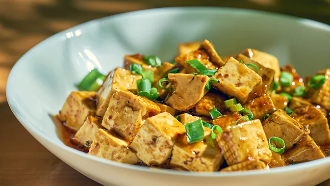Ein Gericht mit frittiertem Tofu