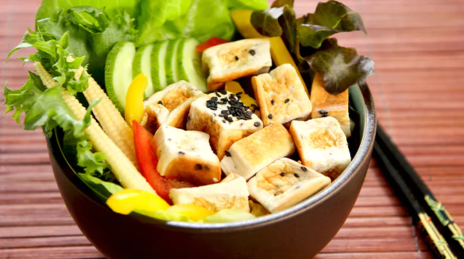 Tofu in einer Bowl mit Rohkost