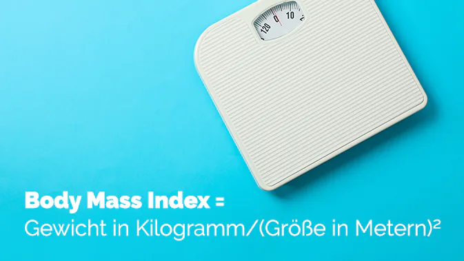 Eine Waage ist auf türkisfarbenem Hintergrund abgebildet. Außerdem trägt das Bild die Aufschrift: Body Mass Index = Gewicht in Kilogramm / Größe in Metern zum Quadrat